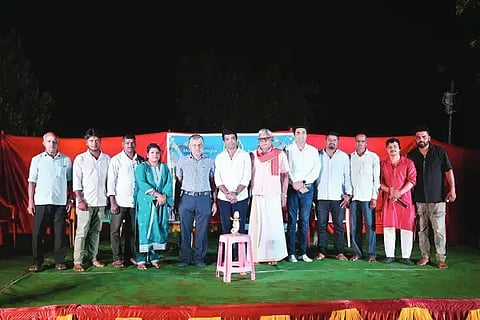 ಕುದುರೆಮುಖ ವಿನೋಬನಗರದಲ್ಲಿ 4ನೇ ವಷರ್ದ ಮಲ್ನಾಡ್ ಕ್ಯಾಂಪ್ ಸಮಾರೋಪ ನಡೆಯಿತು. ಕಾರಿಯಪ್ಪ, ಮಂಜುಳಾ, ಮುರುಗನ್ ಇತರರಿದ್ದರು.
