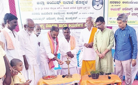 ಕನಕಗಿರಿ ತಾಲೂಕಿನ ಹುಲಿಹೈದರ ಗ್ರಾಮದಲ್ಲಿ ನಡೆದ ಉಚಿತ ಆರೋಗ್ಯ ತಪಾಸಣಾ ಶಿಬಿರವನ್ನು ವೆಂಕಟರಾವ್ ಕುಲಕರ್ಣಿ  ಉದ್ಘಾಟಿಸಿದರು. ರಾಜವಂಶಸ್ಥರಾದ ರಾಜಾ ವಿಜಯ ನಾಯಕ, ರಾಜಾ ಸುಭಾಷಚಂದ್ರ ನಾಯಕ ಇತರರಿದ್ದರು.