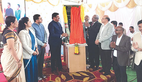 ಕನಕಗಿರಿಯಲ್ಲಿ ಸಂಚಾರಿ ನ್ಯಾಯಾಲಯದ ಉದ್ಘಾಟನೆಯಲ್ಲಿ ಶಿಲಾನ್ಯಾಸವನ್ನು ಪ್ರಧಾನ ಜಿಲ್ಲಾ ಮತ್ತು ಸತ್ರ ನ್ಯಾಯಾಧೀಶರಾದ ಚಂದ್ರಶೇಖರ್ ಸಿ. ಅವರು ಅನಾವರಣಗೊಳಿಸಿದರು. ಜಿಪಂ ಸಿಇಒ  ವರ್ಣಿತ್ ನೇಗಿ, ಕನಕಗಿರಿ ನೂತನ ನ್ಯಾಯಾಲಯದ ನ್ಯಾಯಾಧೀಶರಾದ ರೋಷಿನಿ ಪಾಟೀಲ್, ಎಪಿಎಂಸಿ ಕಾರ್ಯದರ್ಶಿ ಸಾವಿತ್ರಿ  ಪಾಟೀಲ್ ಇತರರಿದ್ದರು.