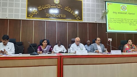 ಕೋಲಾರದ ಜಿಲ್ಲಾ ಪಂಚಾಯಿತಿ ಸಭಾಂಗಣದಲ್ಲಿ ಏರ್ಪಡಿಸಿದ್ದ ಜಿಲ್ಲಾ ವಾರ್ಷಿಕ ಕರಡು ಅಭಿವೃದ್ಧಿ ಯೋಜನಾ ಸಭೆಯಲ್ಲಿ ರಾಜ್ಯ ವಿಕೇಂದ್ರಿಕರಣ ಯೋಜನೆ ಮತ್ತು ಅಭಿವೃದ್ಧಿ ಸಮಿತಿ ಉಪಾಧ್ಯಕ್ಷ ಡಿ.ಆರ್​.ಪಾಟೀಲ ಮಾತನಾಡಿದರು. ಡಾ.ಎಂ.ಆರ್​.ರವಿ, ಟಿ.ಕೆ.ರಮೇಶ್​, ಸರಿನಾ ಸಿಕ್ಕಲಿಗರ್​ ಇದ್ದರು.