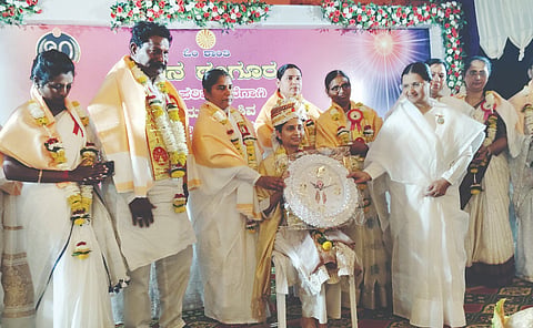 ಕುಡಚಿ ಪಟ್ಟಣದಲ್ಲಿ ಹಮ್ಮಿಕೊಂಡಿದ್ದ ಮಹಾಶಿವರಾತ್ರಿ ಮಹೋತ್ಸವದ ಸಮಾರೋಪದಲ್ಲಿ ಪ್ರಿಯಾಂಕಾ ಜಾರಕಿಹೊಳಿ ಅವರನ್ನು ಸನ್ಮಾನಿಸಲಾಯಿತು. ವಿದ್ಯಾ ಅಕ್ಕ, ಶೋಭಾ ಸನದಿ, ಜೈಕುಮಾರ ಸನದಿ ಇತರರಿದ್ದರು.