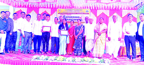 ಖನಗಾಂವ ಗ್ರಾಮದ ಸರ್ಕಾರಿ ಆದರ್ಶ ವಿದ್ಯಾಲಯದಲ್ಲಿ ಹಮ್ಮಿಕೊಂಡಿದ್ದ ಸ್ನೇಹಸಮ್ಮೇಳನದಲ್ಲಿ ಆದರ್ಶ ವಿದ್ಯಾರ್ಥಿಗಳಿಗೆ ಪ್ರಶಸ್ತಿ ಪ್ರಮಾಣ ಪತ್ರ ವಿತರಿಸಲಾಯಿತು. ಮಹೇಶ ಕಂಬಾರ, ನಂದವ್ವ ಮಾಳಗಿ, ಸಿದ್ದಗೌಡ ಪಾಟೀಲ, ಬಸಪ್ಪ ಹಮ್ಮಿಣಿ ಇತರರಿದ್ದರು.