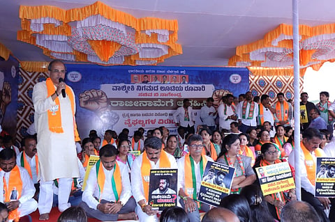  ಬೆಳಗಾವಿ ನಗರದ ಜಿಲ್ಲಾಧಿಕಾರಿ ಕಚೇರಿ ಆವರಣದಲ್ಲಿ ಸೋಮವಾದರಿಂದ ಬಿಜೆಪಿ ನಗರ, ಗ್ರಾಮೀಣ ಘಟಕದ ನೇತೃತ್ವದಲ್ಲಿ ಅಹೋರಾತ್ರಿ ಧರಣಿ ಆರಂಭಗೊಂಡಿದೆ. ಮಹಾಂತೇಶ ಕವಟಗಿಮಠ, ಅಣ್ಣಾಸಾಹೇಬ ಜೋಲ್ಲೆ, ಅಭಯ ಪಾಟೀಲ, ಅನಿಲ ಬೆನಕೆ ಇತರರಿದ್ದರು.
