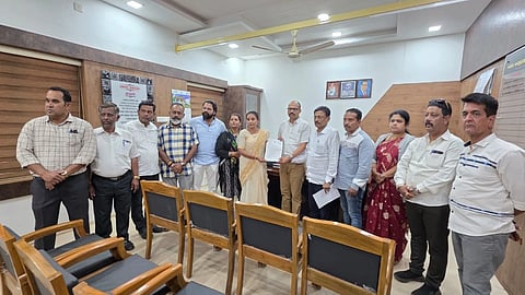 ಬೆಳಗಾವಿ ನಗರದ ಜಿಲ್ಲಾಧಿಕಾರಿ ಕಚೇರಿ ಆವರಣದಲ್ಲಿ ಶುಕ್ರವಾರ ಜಿಲ್ಲಾ ನಗರಾಭಿವೃದ್ಧಿ ಕೋಶದ ಯೋಜನಾ ನಿರ್ದೇಶಕ ಮಲ್ಲಿಕಾರ್ಜುನ್ ಕಲಾದಗಿಗೆ ಪ್ರೀತಿ ಕಾಮಕರ, ಹನಮಂತ ಕೊಂಗಾಲಿ ಮನವಿ ಸಲ್ಲಿಸಿದರು. ವಾಣಿ ಜೋಶಿ, ಆನಂದ ಚೌವ್ಹಾಣ, ಗಿರೀಶ ದೊಂಗಡಿ, ಬ್ರಹ್ಮಾನಂದ ಮಿರಜಕರ, ವೀಣಾ ವಿಜಾಪುರೆ ಇತರರಿದ್ದರು.
