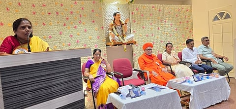 ಶಿವಬಸವ ನಗರದ ಕಾರಂಜಿಮಠದಲ್ಲಿ ಶುಕ್ರವಾರ ಬಸವ ಜಯಂತಿ ಉತ್ಸವ ನಿಮಿತ್ತ ಅಮಾವಾಸ್ಯೆ ಅನುಭಾವ ಗೋಷ್ಠಿಯಲ್ಲಿ ಕೆ.ಎಂ.ಜಾನಕಿ ಮಾತನಾಡಿದರು. ಗುರುಸಿದ್ದ ಸ್ವಾಮೀಜಿ, ಪ್ರೀತಿ ಕಾಮಕರ, ಹನುಮಂತ ಕೊಂಗಾಲಿ ಇತರರಿದ್ದರು.