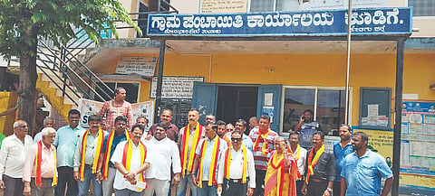  ಕೂಡಿಗೆ ಗ್ರಾಮ ಪಂಚಾಯತಿ ವ್ಯಾಪ್ತಿಯಲ್ಲಿ ಬೀದಿನಾಯಿಗಳ ಹಾವಳಿ ಮಿತಿಮೀರಿದೆ ಎಂದು ಆರೋಪಿಸಿ ಕೂಡಿಗೆ ಗ್ರಾಮ ಪಂಚಾಯತಿ ಮುಂಭಾಗದಲ್ಲಿ ಪ್ರತಿಭಟನೆ ನಡೆಸಲಾಯಿತು. ಗೋವಿಂದ ರಾಜ್ ದಾಸ್, ಬಿ.ಜೆ. ಅಣ್ಣಯ್ಯ, ಅರುಣ್ ರಾವ್, ಅನಂತ, ಶಿವಕುಮಾರ್ ಮತ್ತಿತರರು ಇದ್ದರು. 