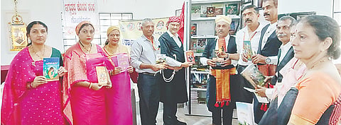  ಕರ್ನಾಟಕ ಕೊಡವ ಸಾಹಿತ್ಯ ಅಕಾಡೆಮಿ ವತಿಯಿಂದ ಗೋಣಿಕೊಪ್ಪಲು ಶ್ರೀ ಇಗ್ಗುತಪ್ಪ ಕೊಡವ ಅಸೋಸಿಯೇಶನ್‌ನಲ್ಲಿ 21ನೇ ಕೊಡವ ಪುಸ್ತಕ ಪತ್ತಾಯ ಅನಾವರಣಗೊಳಿಸಲಾಯಿತು. ಅಜ್ಜಿನಿಕಂಡ ಸಿ. ಮಹೇಶ್ ನಾಚಯ್ಯ, ಅಜ್ಜಿಕುಟ್ಟಿರ ಸಿ. ದೇವಯ್ಯ, ಮೂಕಳಮಡ ಸುಬ್ರಮಣಿ, ಅಯ್ಯಂಡ ಪೂವಯ್ಯ, ಮಾಳೇಟಿರ ಗಣಪತಿ ಇತರರಿದ್ದರು. 