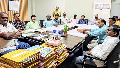 ಕುಶಾಲನಗರದ ಹಲವು ಭಾಗಗಳಿಂದ ಚರಂಡಿ ಮೂಲಕ ತ್ಯಾಜ್ಯ ನೀರು ಕಾವೇರಿ ನದಿ ಸೇರುತ್ತಿರುವ ಹಿನ್ನೆಲೆಯಲ್ಲಿ ಸೂಕ್ತ ಕ್ರಮ ತೆಗೆದುಕೊಳ್ಳಬೇಕು ಎಂದು ಒತ್ತಾಯಿಸಿ ವಿವಿಧ ಸಂಘ ಸಂಸ್ಥೆಗಳ ಪ್ರಮುಖರು ಕುಶಾಲನಗರ ಪುರಸಭೆ ಮುಖ್ಯಾಧಿಕಾರಿಯೊಂದಿಗೆ ಚರ್ಚೆ ನಡೆಸಿ ಮನವಿ ಸಲ್ಲಿಸಿದರು. ಗಿರೀಶ್, ಉದಯ್, ಕೆ.ಎಸ್.ನಾಗೇಶ್, ನಟೇಶ್‌ಗೌಡ ಇದ್ದರು.