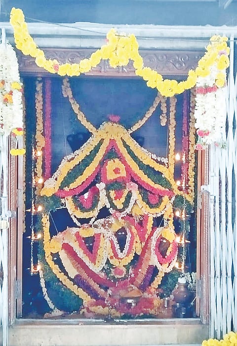 ನಾಗರಪಂಚಮಿ ಹಿನ್ನೆಲೆಯಲ್ಲಿ ಕೂಡಿಗೆಯ ಶ್ರೀ ಉದ್ಭವ ಸುಬ್ರಹ್ಮಣ್ಯ ಸ್ವಾಮಿ ದೇವಾಲಯದಲ್ಲಿ ದೇವರಿಗೆ ವಿಶೇಷ ಅಲಂಕಾರ ಮಾಡಲಾಗಿತ್ತು.