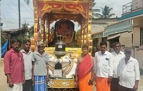 ವಿಶ್ವಕರ್ಮ ಜಯಂತ್ಯುತ್ಸವ ಹಿನ್ನೆಲೆಯಲ್ಲಿ ತೊರೆನೂರು ಗ್ರಾಮದಲ್ಲಿ ಶ್ರೀ ವಿಶ್ವಕರ್ಮ ಸ್ವಾಮಿಯ ಭಾವಚಿತ್ರವನ್ನಿಟ್ಟು ಮೆರವಣಿಗೆ ನಡೆಸಲಾಯಿತು. ಟಿ.ಎಸ್. ಪ್ರಕಾಶಾಚಾರಿ, ಟಿ.ಎಸ್. ಮೂರ್ತಾಚಾರಿ, ಟಿ.ಎನ್. ದೇವರಾಜ್, ಟಿ.ಎನ್. ಜಗದೀಶ್ ಮತ್ತಿತರರು ಇದ್ದರು. 