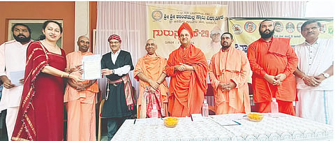 ಪುಸ್ತಕ ಪತ್ತಾಯದ ನೋಂದಣಿ ಪತ್ರವನ್ನು ಶ್ರೀ ಶಾಂತಮಲ್ಲ ಸ್ವಾಮೀಜಿ ವಿದ್ಯಾಸಂಸ್ಥೆಯ ಪ್ರಾಂಶುಪಾಲರಾದ ಬಲ್ಲಚಂಡ ಕುಸುಂ ಟಿಟೊ ಅವರಿಗೆ ಕರ್ನಾಟಕ ಕೊಡವ ಸಾಹಿತ್ಯ ಅಕಾಡೆಮಿ ಅಧ್ಯಕ್ಷ ಅಜ್ಜಿನಿಕಂಡ ಸಿ. ಮಹೇಶ್ ನಾಚಯ್ಯ ಹಸ್ತಾಂತರಿಸಿದರು. ಶ್ರೀ ಶಾಂತಮಲ್ಲಿಕಾರ್ಜುನ ಸ್ವಾಮೀಜಿ, ಶ್ರೀ ಮಲ್ಲೇಶ ಸ್ವಾಮೀಜಿ, ಮಹಂತ ಶಿವಲಿಂಗ, ಬಸವಲಿಂಗ ಶಿವಯೋಗಿ ಸ್ವಾಮಿಜಿ, ನಿಶ್ಚಲ ನಿರಂಜನ ದೇಶಿಕೇಂದ್ರ ಸ್ವಾಮೀಜಿ ಇದ್ದರು. 