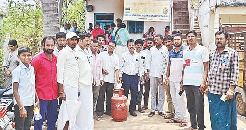 ನಾಗರಹಾಳ ಗ್ರಾಮದ ಜೈ ಮಾರುತಿ ಇಂಡಿಯನ್ ಗ್ಯಾಸ್ ವಿತರಣಾ ಕೇಂದ್ರಕ್ಕೆ ಗ್ರಾಹಕರು ಬೀಗ ಹಾಕಿ ಪ್ರತಿಭಟನೆ ನಡೆಸಿದರು. ಬಸವರಾಜ, ರಾಜು, ದೊಡ್ಡಪ್ಪ, ಹನುಮಮ್ಮ, ರೇಣಮ್ಮ, ದುರುಗಮ್ಮ, ರುದ್ರಪ್ಪ ಅಂಗಡಿ, ಬಸನಗೌಡ ಇತರರಿದ್ದರು.