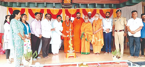  ಯಡೂರ ಶ್ರೀ ವೀರಭದ್ರ ದೇವರ ವಿಶಾಳಿ ಯಾತ್ರಾ ಮಹೋತ್ಸವ ಅಂಗವಾಗಿ ಹಮ್ಮಿಕೊಂಡಿದ್ದ ಆರೋಗ್ಯ ತಪಾಸಣೆ ಉಚಿತ ಶಿಬಿರಕ್ಕೆ ದುರ್ಯೋಧನ ಐಹೊಳೆ ಚಾಲನೆ ನೀಡಿದರು. ಶ್ರೀಶೈಲ ಶ್ರೀ, ಶ್ರೀಕಂಠ ಶಿವಾಚಾರ್ಯ ಸ್ವಾಮೀಜಿ ಇತರರಿದ್ದರು.