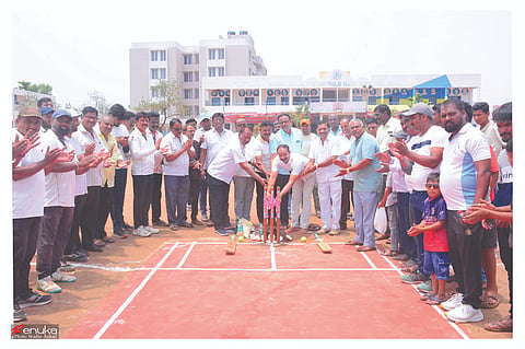 ಅಂಕಲಿಯಲ್ಲಿ ಹಮ್ಮಿಕೊಂಡಿದ್ದ ಅಂಕಲಿ ಪ್ರೀಮಿಯರ್ ಲೀಗ್ ಕ್ರಿಕೆಟ್ ಪಂದ್ಯಾವಳಿಯನ್ನು ಗಣ್ಯರು ಉದ್ಘಾಟಿಸಿದರು. ಸುನೀಲ ಕೋರೆ, ರಂಜಿತ ಶಿರಶೇಟ್, ಸುರೇಶ ಪಾಟೀಲ, ತುಕಾರಾಮ ಪಾಟೀಲ ಇತರರಿದ್ದರು.