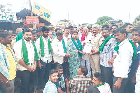ಎಂ.ಕೆ.ಹುಬ್ಬಳ್ಳಿ ಪಟ್ಟಣದಲ್ಲಿ ಅಳವಡಿಸಿರುವ ಎಐ ಕ್ಯಾಮರಾ ಸ್ಥಗಿತಗೊಳಿಸಲು ರೈತ ಸಂಘಟನೆ ಪದಾಧಿಕಾರಿಗಳು ಪಿಎಸ್‌ಐಗೆ ಮನವಿ ಸಲ್ಲಿಸಿದರು. ಪ್ರಕಾಶ ನಾಯ್ಕ, ಆಸ್ಮಾ ಜೂಟದಾರ, ಸಮರ್ಥ ಪಾಟೀಲ, ಆನಂದ ಚಳ್ಳಮರದ ಇತರರಿದ್ದರು.