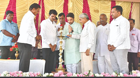 ಎಂ.ಕೆ.ಹುಬ್ಬಳ್ಳಿ ಕಲ್ಮೇಶ್ವರ ಇಂಗ್ಲಿಷ್​ ಸ್ಕೂಲ್​ ಕಮಿಟಿ ನೂತನ ಪದಾಧಿಕಾರಿಗಳ ಸ್ವಾಗತ, ಪದಗ್ರಹಣ ಮತ್ತು ಮಲಪ್ರಭಾ ಸಹಕಾರಿ ಸಕ್ಕರೆ ಕರ‍್ಖಾನೆ ನರ‍್ದೇಶಕರು, ಬಿಡಿಸಿಸಿ ಬ್ಯಾಂಕ್​ ನರ‍್ದೇಶಕರ ಅಭಿನಂದನಾ ಸಮಾರಂಭವನ್ನು ಗಣ್ಯರು ಉದ್ಘಾಟಿಸಿದರು. ವೀರೇಶ ಸಂಬಣ್ಣವರ, ಕ್ಕೀರಪ್ಪ ಸಕ್ರೆಣ್ಣವರ, ಶಂಕರ ಕಿಲ್ಲೇದಾರ ಇತರರಿದ್ದರು.