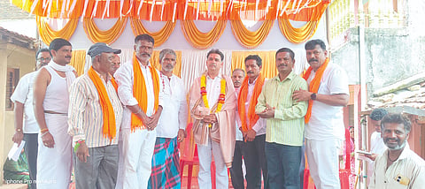 ಎಂ.ಕೆ.ಹುಬ್ಬಳ್ಳಿ ಪಟ್ಟಣದ ಬಸವೇಶ್ವರ ದೇವಸ್ಥಾನದಲ್ಲಿ ಹಮ್ಮಿಕೊಂಡಿದ್ದ ಧಾರ್ಮಿಕ ಕಾರ್ಯಕ್ರಮದಲ್ಲಿ ಶಾಸಕ ಮಹಾಂತೇಶ ದೊಡಗೌಡರ ಮಾತನಾಡಿದರು. ಜಡಿಸಿದ್ಧೇಶ್ವರ ಸ್ವಾಮೀಜಿ, ಮುರುಗಯ್ಯ ಕಲ್ಮಠ, ಆನಂದ ಮುಗದೈನವರಮಠ ಇತರರಿದ್ದರು.