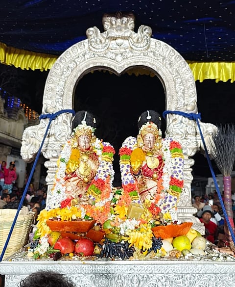 ಮೇಲುಕೋಟೆಯಲ್ಲಿ  ಶ್ರೀದೇವಿ-ಭೂದೇವಿಗೆ ಶುಕ್ರವಾರ ರಾತ್ರಿ ಅಂಗಮಣಿ ಉತ್ಸವ ಸಹಸ್ರಾರು ಭಕ್ತರ ಸಮಮ್ಮುಖದಲ್ಲಿ ನೆರವೇರಿತು. 