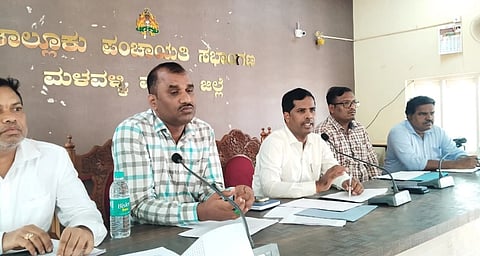 ಮಳವಳ್ಳಿ ಪಟ್ಟಣದ ತಾಲೂಕು ಪಂಚಾಯಿತಿ ಸಭಾಂಗಣದಲ್ಲಿ ಬುಧವಾರ ಜಿಲ್ಲಾಧಿಕಾರಿ ಕುಮಾರ್ ಅವರು ತಾಲೂಕು ಮಟ್ಟದ ಅಧಿಕಾರಿಗಳ ಸಭೆ ನಡೆಸಿದರು. ಉಪ ವಿಭಾಗಾಧಿಕಾರಿ ಶಿವಮೂರ್ತಿ, ತಹಸೀಲ್ದಾರ್ ಲೋಕೇಶ್, ತಾಪ ಇಒ ಶ್ರೀನಿವಾಸ್ ಇದ್ದರು.