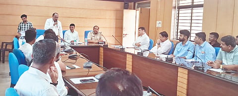 ಮುಂಡಗೋಡ ತಹಸೀಲ್ದಾರ್ ಕಚೇರಿಯ ಸಭಾಂಗಣದಲ್ಲಿ ರಸಗೊಬ್ಬರ ಮಾರಾಟಗಾರರ ಸಭೆ ನಡೆಯಿತು. ಪಾಂಡು ಕೆ.ಎಚ್., ರಂಗನಾಥ ನೀಲಮ್ಮನವರ, ಶಿವಾನಂದ ಹಾವೇರಿ ಮತ್ತಿತರರಿದ್ದರು.