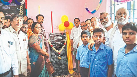 ನ್ಯಾಮತಿ ತಾಲೂಕಿನ ಸುರಹೊನ್ನೆ ಗ್ರಾಮದ ಪಿಎಂಶ್ರೀ ಉನ್ನತೀಕರಿಸಿದ ಸ.ಹಿ.ಪ್ರಾ. ಶಾಲೆಯಲ್ಲಿ ನೂತನವಾಗಿ ನಿರ್ಮಾಣಗೊಂಡ ಕೊಠಡಿಗಳನ್ನು ಶಾಸಕ ಡಿ.ಜಿ. ಶಾಂತನಗೌಡ ಗುರುವಾರ ಉದ್ಘಾಟಿಸಿ ಮಾತನಾಡಿದರು. ಕೃಷ್ಣಪ್ರಸಾದ್ ಬಿ.ಎಚ್, ಗೀತಾ ಎಸ್, ಕೆ.ಟಿ. ನಿಂಗಪ್ಪ ಇತರರು ಇದ್ದರು. inauguration