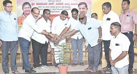 ನಿಪ್ಪಾಣಿ ಪಟ್ಟಣದ ಅನುದಾನಿತ ಪ್ರೌಢಶಾಲೆಗಳಿಗೆ ಕಂಪ್ಯೂಟರ್, ಸ್ಕಾೃನರ್, ಪ್ರಿಂಟರ್ ವಿತರಣಾ ಕಾರ್ಯಕ್ಕೆ ಹಣಮಂತ ನಿರಾಣಿ ಚಾಲನೆ ನೀಡಿದರು. ರಾಜೇಂದ್ರ ಗುಂದೇಶಾ, ಸುನೀಲ ಪಾಟೀಲ, ರಾಮು ಗುಗವಾಡ, ಆದಮ್ ಅಲಿ ಪೀರಜಾದೆ ಇತರರಿದ್ದರು.