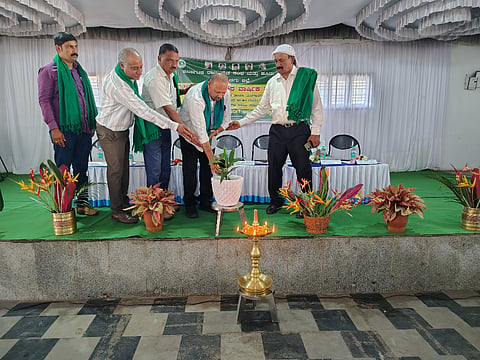 ಗೋಣಿಕೊಪ್ಪಲು ಪರಿಮಳ ಮಂಗಳ ವಿಹಾರದಲ್ಲಿ ಮಂಗಳವಾರ ಹಮ್ಮಿಕೊಂಡಿದ್ದ ರೈತ ಸಂಘ ಮತ್ತು ಹಸಿರು ಸೇನೆ ವಾರ್ಷಿಕ ಮಹಾಸಭೆಯನ್ನು ಗಣ್ಯರು ಉದ್ಘಾಟಿಸಿದರು. ಕಾಡ್ಯಮಾಡ ಮನುಸೋಮಯ್ಯ, ಮುಖಂಡರಾದ ಬಾಚಮಾಡ ಭವಿಕುಮಾರ, ಅಜ್ಜಮಾಡ ಚಂಗಪ್ಪ, ಸಂಘಟನೆಯ ಜಿಲ್ಲಾ ಸಂಚಾಲಕ ಪುಚ್ಚಿಮಾಡ ಸುಭಾಷ ಸುಬ್ಬಯ್ಯ, ಪ್ರಧಾನ ಕಾರ್ಯದರ್ಶಿ ಚೆಟ್ರುಮಾಡ ಸುಜಯ್ ಬೋಪಯ್ಯ ಇದ್ದರು. 