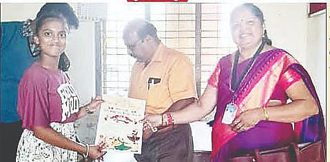 ಜಿಲ್ಲಾ ಮಟ್ಟದ ಪ್ರತಿಭಾ ಕಾರಂಜಿಯಲ್ಲಿ ಪ್ರಥಮ ಸ್ಥಾನ ಪಡೆದ ಹನ್ಸಿಕಾ. ಶಿಕ್ಷಕರಾದ ನಿಂಗರಾಜು, ಮಮತಾ ಇದ್ದರು.