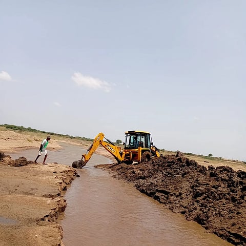 ದೇವದುರ್ಗ ತಾಲೂಕಿನ ಅಂಜಳ ಗ್ರಾಮಕ್ಕೆ ಕೃಷ್ಣಾ ನದಿಯ ಮದ್ಯ ಭಾಗದಿಂದ ನೀರು ಪೂರೈಸಲು ಜೆಸಿಬಿ ಮೂಲಕ ಕಾಲುವೆ ಮಾಡುತ್ತಿರುವುದು.