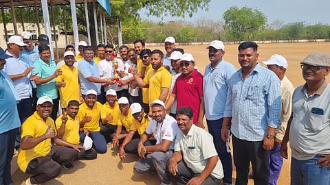 ರಾಯಚೂರಿನ ಪೊಲೀಸ್ ಪರೇಡ್‌ಮೈದಾನದಲ್ಲಿ ಭಾನುವಾರ ನಡೆದ ಕ್ರಿಕೆಟ್ ಪಂದ್ಯದಲ್ಲಿ ಗೆಲುವು ಸಾಧಿಸಿದ ಪತ್ರಕರ್ತರ ತಂಡಕ್ಕೆ ಜಿಲ್ಲಾ ಪೊಲೀಸ್ ವರಿಷ್ಠಾಧಿಕಾರಿ ಅರುಣಾಂಗ್ಶು ಗಿರಿ ಟ್ರೋಫಿ ವಿತರಣೆ ಮಾಡಿದರು. ಎಎಸ್ಪಿಗಳಾದ ಹರೀಶ, ಕುಮಾರಸ್ವಾಮಿ, ಡಿಪಿಎಸ್‌ಗಳಾದ ಶಾಂತವೀರ, ಪರಮಾನಂದ ಗೋಡ್ಕೆ, ಕಾರ್ಯನಿರತ ಪತ್ರಕರ್ತರ ಸಂಘದ ಜಿಲ್ಲಾಧ್ಯಕ್ಷ ಆರ್.ಗುರುನಾಥ, ರಿಪೋಟರ್ಸ್‌ ಗಿಲ್ಡ್  ಅಧ್ಯಕ್ಷ ವಿಜಯಕುಮಾರ ಜಾಗಟಗಲ್, ಹಿರಿಯ ಪತ್ರಕರ್ತರಾದ ಶಿವಮೂರ್ತಿ ಹಿರೇಮಠ, ಮಲ್ಲಿಕಾರ್ಜುನಯ್ಯ, ಸುರೇಶ ರೆಡ್ಡಿ, ಗೌಡಪ್ಪ ಗೌಡ, ಮಹಾನಂದ ನಾಯಕ, ಜಗನ್ನಾಥ ಪೂಜಾರ ಇದ್ದರು.
