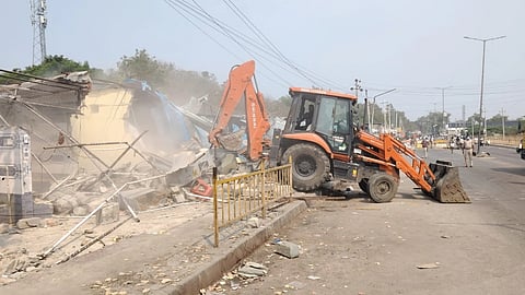 ರಾಯಚೂರಿನ  ನವೋದಯ ರಸ್ತೆಯ ಎದುರಿಗೆ ಅನಧಿಕೃತವಾಗಿ ಹಾಕಲಾಗಿದ್ದ ಹೋಟೆಲ್‌ಗಳು, ಅಂಗಡಿಗಳು ಸೇರಿದಂತೆ 20ಕ್ಕೂ ಹೆಚ್ಚು ಅಂಗಡಿ ಮುಂಗಟ್ಟುಗಳನ್ನು ಮಂಗಳವಾರ ಜೆಸಿಬಿಗಳ ಮೂಲಕ ತೆರವುಗೊಳಿಸಲಾಯಿತು.