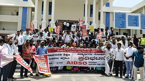 ಕೆಪಿಎಸ್ ಮ್ಯಾಗ್ನೆಟ್ ಶಾಲೆಗಳ ನೆಪದಲ್ಲಿ  ಜಿಲ್ಲೆಯ ನಗರ ಹಾಗೂ ಗ್ರಾಮೀಣ ವ್ಯಾಪ್ತಿಯ ಹಲವು ಸರ್ಕಾರಿ ಶಾಲೆಗಳನ್ನು ವಿಲೀನಗೊಳಿಸುವ ನಿರ್ಧಾರವನ್ನು ಕೈಬಿಡಬೇಕೆಂದು ಒತ್ತಾಯಿಸಿ ಎಐಡಿಎಸ್‌ಒ ಮತ್ತು ಸಾರ್ವಜನಿಕ ಶಾಲೆ ಉಳಿಸಿ ಸಮಿತಿ ವತಿಯಿಂದ ಬುಧವಾರ ರಾಯಚೂರಿನ ಜಿಲ್ಲಾಧಿಕಾರಿ ಕಚೇರಿ ಎದುರು ಪ್ರತಿಭಟನೆ ಮಾಡಿದರು. ಜಿಲ್ಲಾ ಕಾರ್ಯದರ್ಶಿ ಬಸವರಾಜ್, ಸಾರ್ವಜನಿಕ ಶಿಕ್ಷಣ ಉಳಿಸಿ ಸಮಿತಿಯ ಪದಾಧಿಕಾರಿಗಳಾದ  ಚನ್ನಬಸವ ಜಾನೇಕಲ್, ಮಹೇಶ್ ಚೀಕಲಪರ್ವಿ, ಬಶೀರ್ ಅಹ್ಮದ್ ಹೊಸಮನಿ, ಅಣ್ಣಪ್ಪ,  ಪಿ.ಸೂರ್ಯ ನಾರಾಯಣ, ಶಿವಪ್ಪ ಅಸ್ಕಿಹಾಳ್, ಡಾ.ರವಿಕುಮಾರ ನಾಯಕ್, ಕೃಷ್ಣ, ವೆಂಕಟೇಶ್, ಬಸವರಾಜ್,  ಮುನೀರ್, ಖಾಜಾ, ಮಹೇಮುದ್ದಿನಿ, ಉಸ್ಮಾನ್, ಶಂಕ್ರಮ್ಮ, ಜಂಗಳಪ್ಪ, ಪದ್ಮ ಇದ್ದರು.