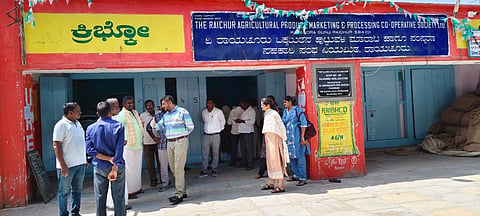 ರಾಯಚೂರಿನ ರಾಯಚೂರು ವಕ್ಕಲುತನ ಹುಟ್ಟುವಳಿ ಮಾರಾಟ ಹಾಗೂ ಸಂಸ್ಕರಣ ಸಹಕಾರಿ ಸಂಘ ನಿಯಮಿತದ ಕಚೇರಿಗೆ ಬುಧವಾರ ಜಿಲ್ಲಾ ಕೃಷಿ ಇಲಾಖೆ ಉಪ ನಿರ್ದೇಶಕ ನಹೀಂ ಹುಸೇನ್ ಭೇಟಿ ನೀಡಿದರು. ಕೃಷಿ ಇಲಾಖೆಯ ಸಹಾಯಕ ನಿರ್ದೇಶಕಿ ದೀಪಾ ಕುಲಕರ್ಣಿ ಇದ್ದರು.