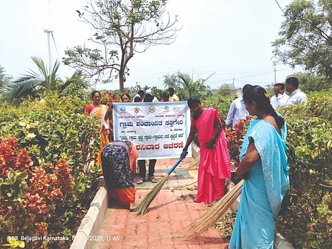 ಸತ್ತಿಗೇರಿ ಗ್ರಾಪಂ ಆವರಣದಲ್ಲಿ ಸ್ವಚ್ಛ ಶನಿವಾರ ಕಾರ್ಯಕ್ರಮ ನಿಮಿತ್ತ ಕಸ ಗೂಡಿಸಲಾಯಿತು.