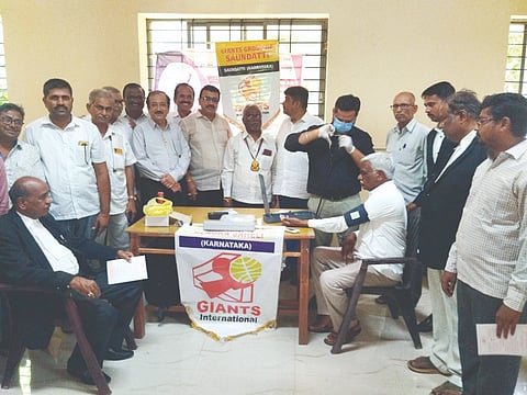 ಸವದತ್ತಿ ನಗರದಲ್ಲಿ ಹಮ್ಮಿಕೊಂಡಿದ್ದ ಶಿಬಿರದಲ್ಲಿ ಸಾರ್ವಜನಿಕರ ಆರೋಗ್ಯ ತಪಾಸಣೆ ನಡೆಸಲಾಯಿತು. ಸಿದ್ಧರಾಮ ಟಿ., ಅರ್ಪಿತಾ ಬೆಲ್ಲದ, ಡಾ.ಶ್ರೀಪಾದ ಸಬನೀಸ, ಜೆ.ಬಿ.ಮುನವಳ್ಳಿ, ಎಂ.ಎಸ್.ಹುಬ್ಬಳ್ಳಿ ಇತರರಿದ್ದರು.