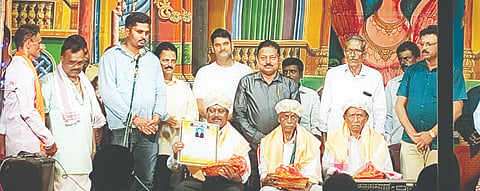 ಸಿದ್ದಾಪುರ ತಾಲೂಕಿನ  ಹಲಸಗಾರಿನಲ್ಲಿ ರಾಜೇಂದ್ರ ಕಾಂಬಳೆ, ಬೀರಾ ಲಿಂಗಾ ನಾಯ್ಕ, ಬೀರಾ ತಿಮ್ಮ ನಾಯ್ಕ ಅವರನ್ನು ಸನ್ಮಾನಿಸಿ ಗೌರವಿಸಲಾಯಿತು. ಶ್ರೀಧರ ಭಟ್ಟ, ಕೆ.ಟಿ. ನಾಯ್ಕ, ಗಣಪತಿ ನಾಯ್ಕ, ಮಹಾಬಲ ನಾಯ್ಕ, ಸತೀಶ ನಾಯ್ಕ, ವಸಂತ ನಾಯ್ಕ ಇತರರಿದ್ದರು. 
