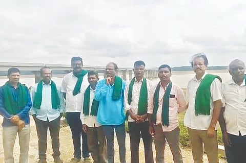 ಸಾಗರ ತಾಲೂಕಿನ ಹಸಿರುಮಕ್ಕಿ ಸೇತುವೆ ಸ್ಥಳಕ್ಕೆ ಸಂಯುಕ್ತ ರೈತ ಸಂದ ಪದಾಧಿಕಾರಿಗಳು ಭೇಟಿ ನೀಡಿ ಪರಿಶೀಲನೆ ನಡೆಸಿದರು. ಹೊಯ್ಸಳ ಗಣಪತಿಯಪ್ಪ, ಭದ್ರೇಶ್​, ಎಂ.ಬಿ.ಮಂಜಪ್ಪ, ಜಿನೇಶ್​ಕುಮಾರ್​ ಇತರರಿದ್ದರು.