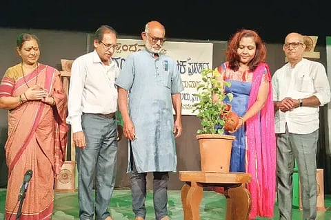 ಸಾಗರದಲ್ಲಿ ಆಯೋಜಿಸಿದ್ದ ಪ್ರಾಣ ಪದ್ಮಿನಿ ನಾಟಕ ಪ್ರದರ್ಶನವನ್ನು ತಹಸೀಲ್ದಾರ್ ಡಾ. ಆರ್.ಪ್ರತಿಭಾ ಉದ್ಘಾಟಿಸಿದರು. ದೇವೇಂದ್ರ, ಗುರುಮೂರ್ತಿ, ಸತೀಶ್ ಶೆಣೈ, ಎಂ.ವಿ.ಪ್ರತಿಭಾ ಇದ್ದರು.