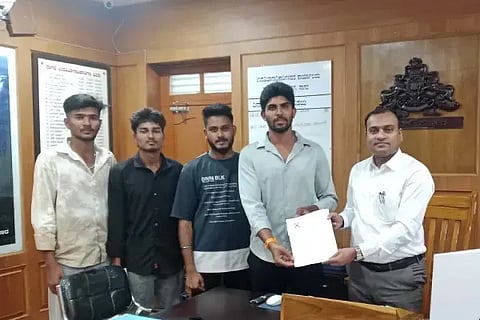 ಸಾಗರದ ಎಲ್‌ಬಿ ಮತ್ತು ಎಸ್‌ಬಿಎಸ್ ಕಾಲೇಜಿನ ಎದುರು ಪ್ರಯಾಣಿಕರ ತಂಗುದಾಣ ನಿರ್ಮಿಸುವಂತೆ ಒತ್ತಾಯಿಸಿ ಎಬಿವಿಪಿ ಪದಾಧಿಕಾರಿಗಳಾದ ಎಚ್.ಜಿ.ಮೋಹನ್, ಡಿ.ಸುಜಿತ್, ಪ್ರಜ್ವಲ್, ನಿತಿನ್‌ಕುಮಾರ್ ಉಪವಿಭಾಗಾಧಿಕಾರಿ ವೀರೇಶ್‌ಕುಮಾರ್‌ಗೆ ಮನವಿ ಸಲ್ಲಿಸಿದರು.