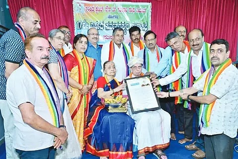 ಸಾಗರದ ಅಂಕಿತ ಕ್ರೆಡಿಟ್ ಸೌಹಾರ್ದ ಸಹಕಾರ ಸಂಸ್ಥೆಯಿಂದ ಏರ್ಪಡಿಸಿದ್ದ ಷೇರುದಾರರೊಂದಿಗಿನ ಸಮಾಲೋಚನಾ ಸಭೆಯಲ್ಲಿ ಎಚ್.ಎಸ್.ಮಂಜಪ್ಪ ಅವರನ್ನು ಸನ್ಮಾನಿಸಲಾಯಿತು. ಎಚ್.ಎನ್.ರಮೇಶ್, ಹೇಮಾ ಸಹದೇವ, ಮಂಗಳಾ ಇತರರಿದ್ದರು.