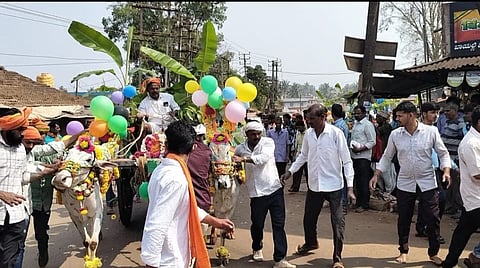 ಮರದ ದಿಮ್ಮಿಯನ್ನುಎತ್ತಿನ ಗಾಡಿಯಲ್ಲಿ ಶಿರಸಿಗೆ ತರಲಾಯಿತು.