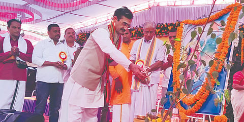 ಶಿರಸಿಯ ಯಡಳ್ಳಿಯಲ್ಲಿ ಆಯೋಜಿಸಿದ್ದ ಆಹಾರ, ಅಧ್ಯಾತ್ಮ ಸಮ್ಮೇಳನಕ್ಕೆSpiritual Conference ಪತಂಜಲಿ ಸಂಸ್ಥೆಯ ಭವರಲಾಲ್ ಆರ್ಯ ಚಾಲನೆ ನೀಡಿದರು. ಗೀತಾ ಪಾಟೀಲ, ವಿ.ಡಿ. ಭಟ್, ವಿನಯ ಹೆಗಡೆ ಇತರರಿದ್ದರು.  