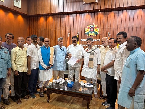 ಬೇಡ್ತಿ, ಅಘನಾಶಿನಿ ಕೊಳ್ಳ ಸಂರಕ್ಷಣಾ ಸಮಿತಿ ಸದಸ್ಯರು, ಸ್ಥಳೀಯ ಶಾಸಕ, ಸಚಿವರು ಉಪಮುಖ್ಯಮಂತ್ರಿ ಡಿ.ಕೆ. ಶಿವಕುಮಾರ ಅವರನ್ನು ಭೇಟಿಯಾಗಿ ಮಾತುಕತೆ ನಡೆಸಿದರು. ಮಂಕಾಳ ವೈದ್ಯ, ಅನಂತ ಅಶೀಸರ, ಭೀಮಣ್ಣ ನಾಯ್ಕ, ಶಿವರಾಮ ಹೆಬ್ಬಾರ್, ಶಾಂತಾರಾಮ ಸಿದ್ದಿ, ಬಾಲಚಂದ್ರ ಸಾಯೀಮನೆ ಇತರರಿದ್ದರು.