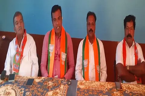 ಸೊರಬ ಬಿಜೆಪಿ ಕಚೇರಿಯಲ್ಲಿ ಹಮ್ಮಿಕೊಂಡಿದ್ದ ಮುಖಂಡರ ಸಭೆಯಲ್ಲಿ ತಾಲೂಕು ಉಪಾಧ್ಯಕ್ಷ ಡಾ. ಜ್ಞಾನೇಶ್ ಮಾತನಾಡಿದರು. ಪ್ರಕಾಶ್ ಅಗಸನಹಳ್ಳಿ, ಪಾಣಿ ರಾಜಪ್ಪ, ಜಾನಕಪ್ಪ ಇದ್ದರು.