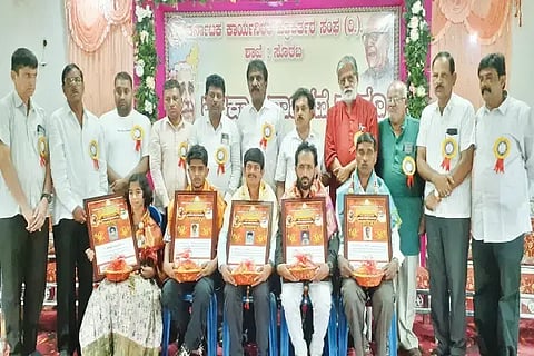 ಸೊರಬದಲ್ಲಿ ತಾಲೂಕು ಪತ್ರಕರ್ತರ ಸಂಘದಿಂದ ಏರ್ಪಡಿಸಿದ್ದ ಪತ್ರಿಕಾ ದಿನಾಚರಣೆಯಲ್ಲಿ ಸಾಧಕರನ್ನು ಸನ್ಮಾನಿಸಲಾಯಿತು. ಸರ್ಫ್ರಾಜ್ ಚಂದ್ರಗುತ್ತಿ, ವೈದ್ಯನಾಥ್, ಜಿ.ತೋಟಪ್ಪ, ತಬಲಿ ಬಂಗಾರಪ್ಪ ಇತರರಿದ್ದರು.