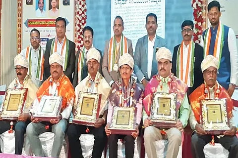 ಸೊರಬದಲ್ಲಿ ಆಯೋಜಿಸಿದ್ದ ರೋಟರಿ ಕ್ಲಬ್ ನೂತನ ಪದಾಧಿಕಾರಿಗಳ ಪದಗ್ರಹಣ ಸಮಾರಂಭದಲ್ಲಿ ವಿವಿಧ ಕ್ಷೇತ್ರದಲ್ಲಿ ಸೇವೆ ಸಲ್ಲಿಸಿದ ಸಾಧಕರನ್ನು ಸನ್ಮಾನಿಸಲಾಯಿತು. ಡಾ. ಎಚ್.ಇ.ಜ್ಞಾನೇಶ್, ಬಿ.ಎಂ.ಭಟ್, ಎಚ್.ಎಸ್.ನಾಗರಾಜ, ಎಚ್.ಇ.ಮಾಲತೇಶ ಇತರರಿದ್ದರು.