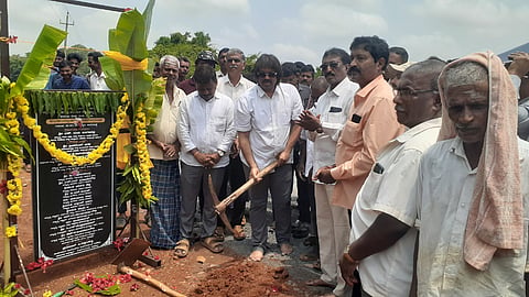 ಸೊರಬ ತಾಲೂಕಿನ ಕಾಸರಗುಪ್ಪೆ ಗ್ರಾಮದಲ್ಲಿ ರಸ್ತೆ ಅಭಿವೃದ್ಧಿ ಕಾಮಗಾರಿಗೆ ಸಚಿವ ಎಸ್​.ಮಧು ಬಂಗಾರಪ್ಪ ಶಂಕುಸ್ಥಾಪನೆ ನೆರವೇರಿಸಿದರು. 