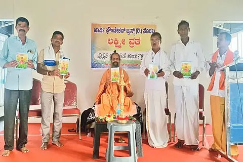 ಸೊರಬದಲ್ಲಿ ಆಯೋಜಿಸಿದ್ದ ಕಾರ್ಯಕ್ರಮದಲ್ಲಿ ಲಕ್ಷ್ಮೀ ವ್ರತ ಪುಸ್ತಕವನ್ನು ಹಾಡಗೇರಿ ಗೇರುಸೊಪ್ಪದ ಶ್ರೀ ಸಾಯಿಮುನಿ ಸ್ವಾಮೀಜಿ ಬಿಡುಗಡೆಗೊಳಿಸಿದರು. ಸೀತಾರಾಮ ಖಾರ್ವಿ, ಸತೀಶ್ ಕೆ.ಆಚಾರ್, ಗಣಪತಿ ಮೇಸ್ತ ಇತರರಿದ್ದರು.