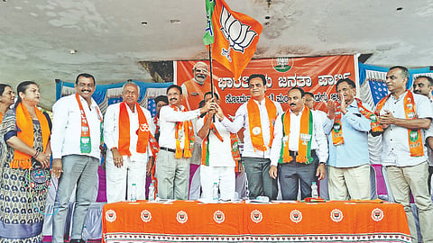 ಸೋಮವಾರಪೇಟೆ ಜೇಸಿ ವೇದಿಕೆಯಲ್ಲಿ ಬಿಜೆಪಿ ವತಿಯಿಂದ ನಡೆದ ಸಭೆಯಲ್ಲಿ ರಾಜ್ಯ ಒಕ್ಕಲಿಗರ ಸಂಘದ ಜಿಲ್ಲಾ ಪ್ರತಿನಿಧಿ ಹರಪಳ್ಳಿ ರವೀಂದ್ರ ಬಿಜೆಪಿ ಸೇರ್ಪಡೆಗೊಂಡರು. ಅಶ್ವತ್ಥ್ ನಾರಾಯಣ, ಅಪ್ಪಚ್ಚು ರಂಜನ್, ಕೆ.ಜಿ.ಬೋಪಯ್ಯ, ಎಸ್.ಜಿ.ಮೇದಪ್ಪ, ರವಿ ಕಾಳಪ್ಪ ಇದ್ದರು.
