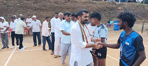 ಸೋಮವಾರಪೇಟೆ ತಾಲೂಕಿನ ಶಾಂತಳ್ಳಿ ಶ್ರೀ ಕುಮಾರಲಿಂಗೇಶ್ವರ ಜಾತ್ರೋತ್ಸವದ ಅಂಗವಾಗಿ ನಡೆದ ಗ್ರಾಮೀಣ ಕ್ರೀಡಾಕೂಟಕ್ಕೆ ಶಾಸಕ ಡಾ.ಮಂತರ್‌ಗೌಡ ಚಾಲನೆ ನೀಡಿದರು. ಮೇದಪ್ಪ, ತಮ್ಮಣಿ, ಗಿರೀಶ್, ಅರುಣ್, ಬಿದ್ದಪ್ಪ ಇದ್ದರು.